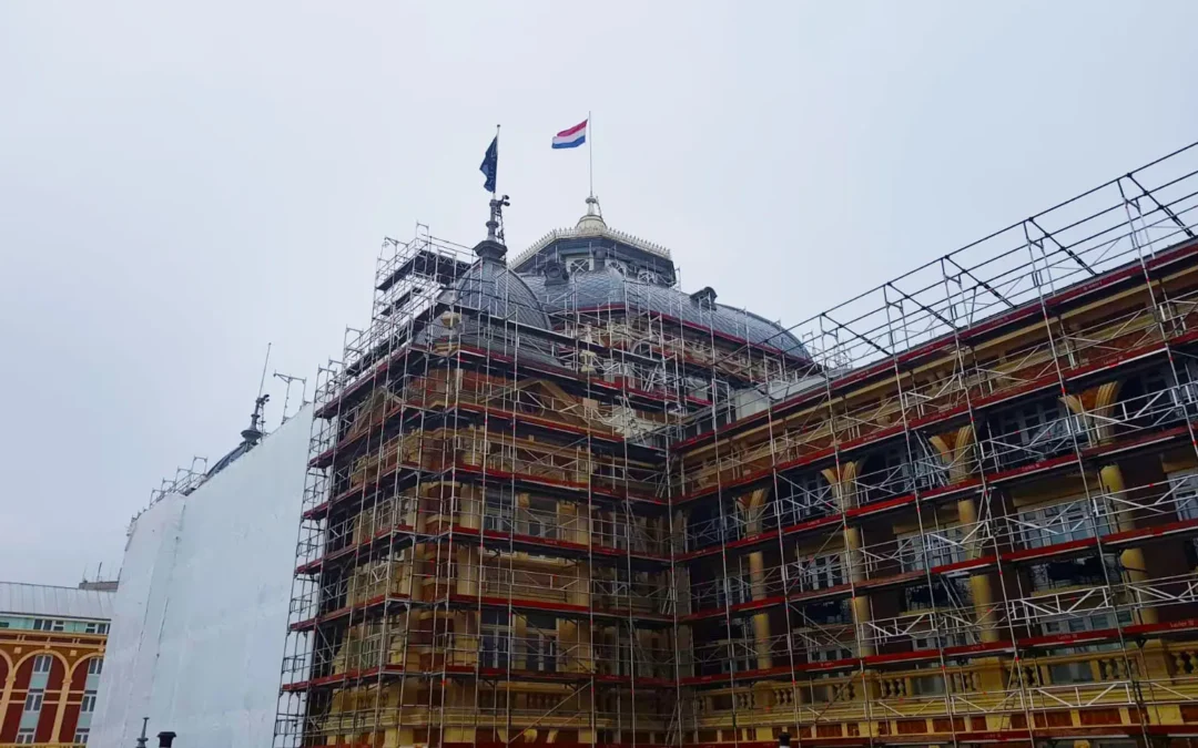Grand Hotel Amrath Kurhaus ingepakt voor groot onderhoud monumentale gevel zeezijde